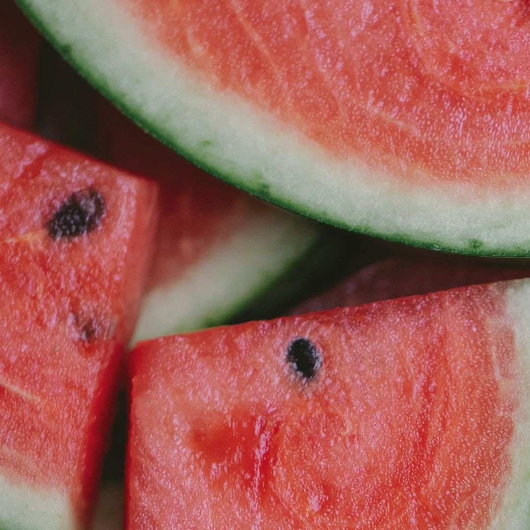 Vattenmelonhydrolat (Citrullus Lanatus Fruit Water): Rent växtvatten som utvinns genom ångdestillering av vattenmelon, återfuktar och balanserar huden naturligt.