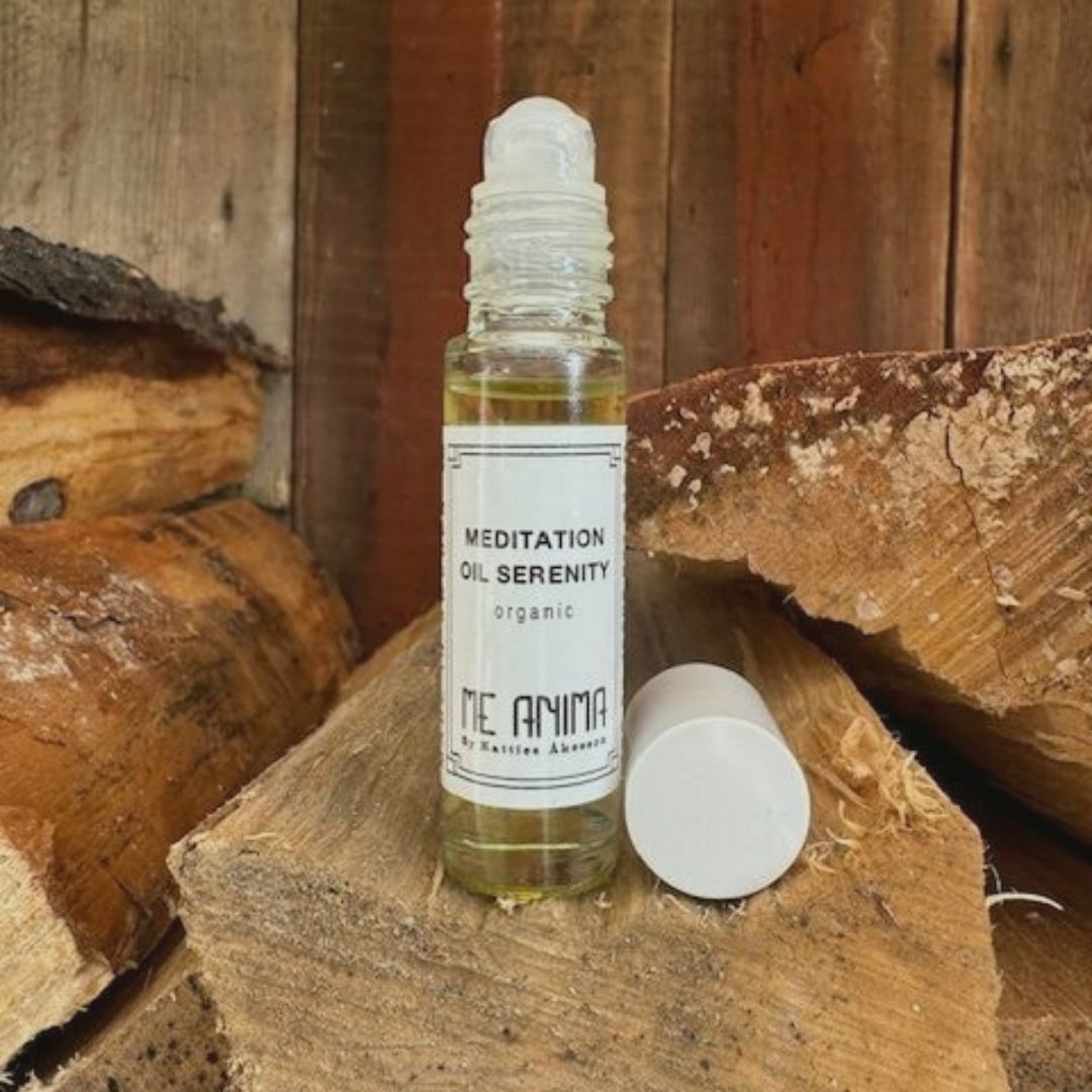 Me Anima Meditation Oil Serenity placerad mot träbakgrund – ekologisk aromaterapiolja för lugn och balans.