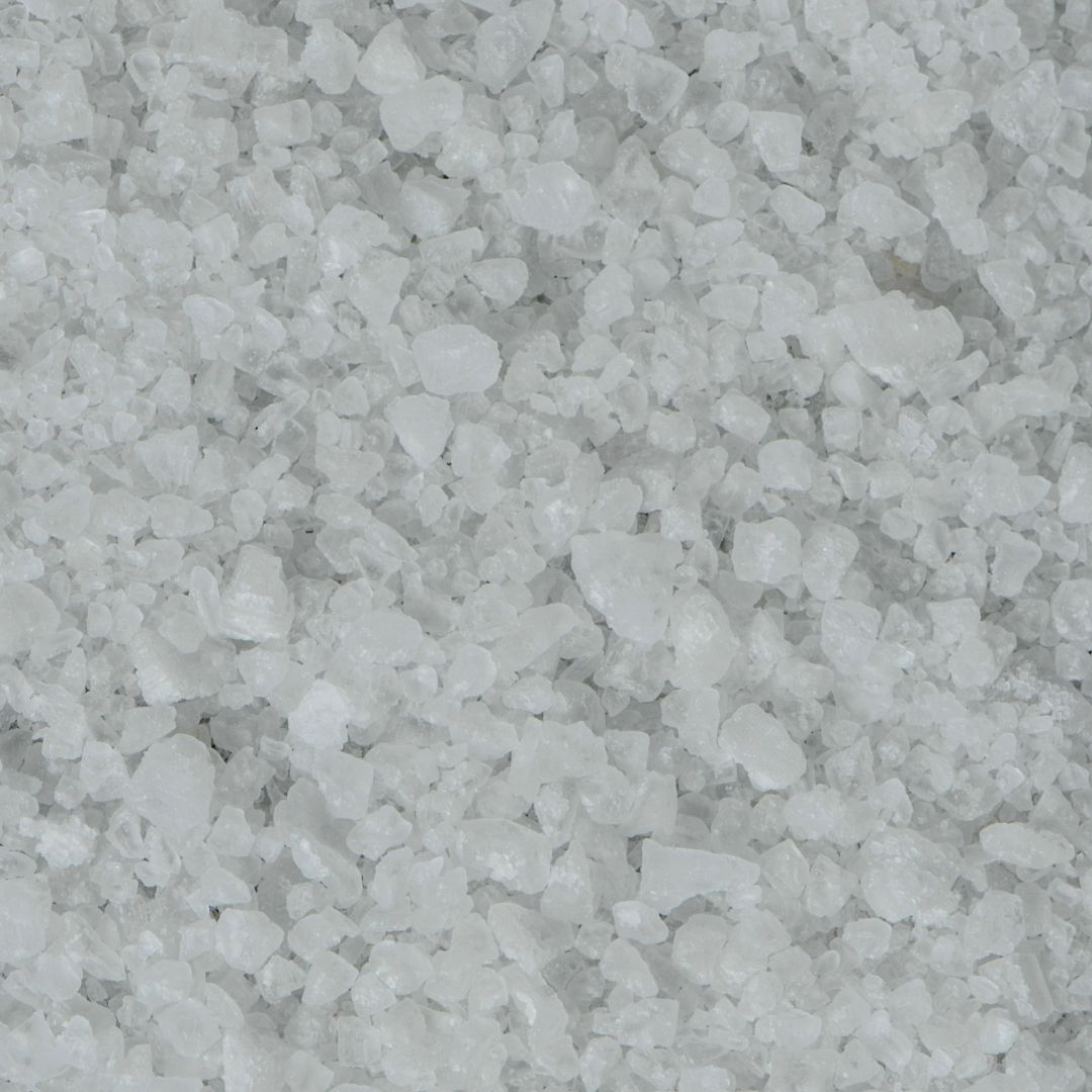 Närbild på kristaller av sodium benzoate – naturligt konserveringsmedel som används i Me Animas Facial Mist Refreshing Watermelon.