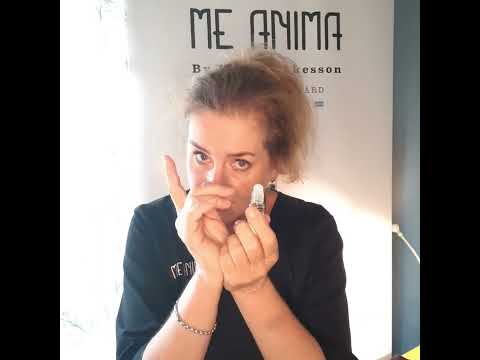 Katties Åkesson visar hur Me Animas Meditation Oil Serenity används för att skapa lugn och balans genom aromaterapi.