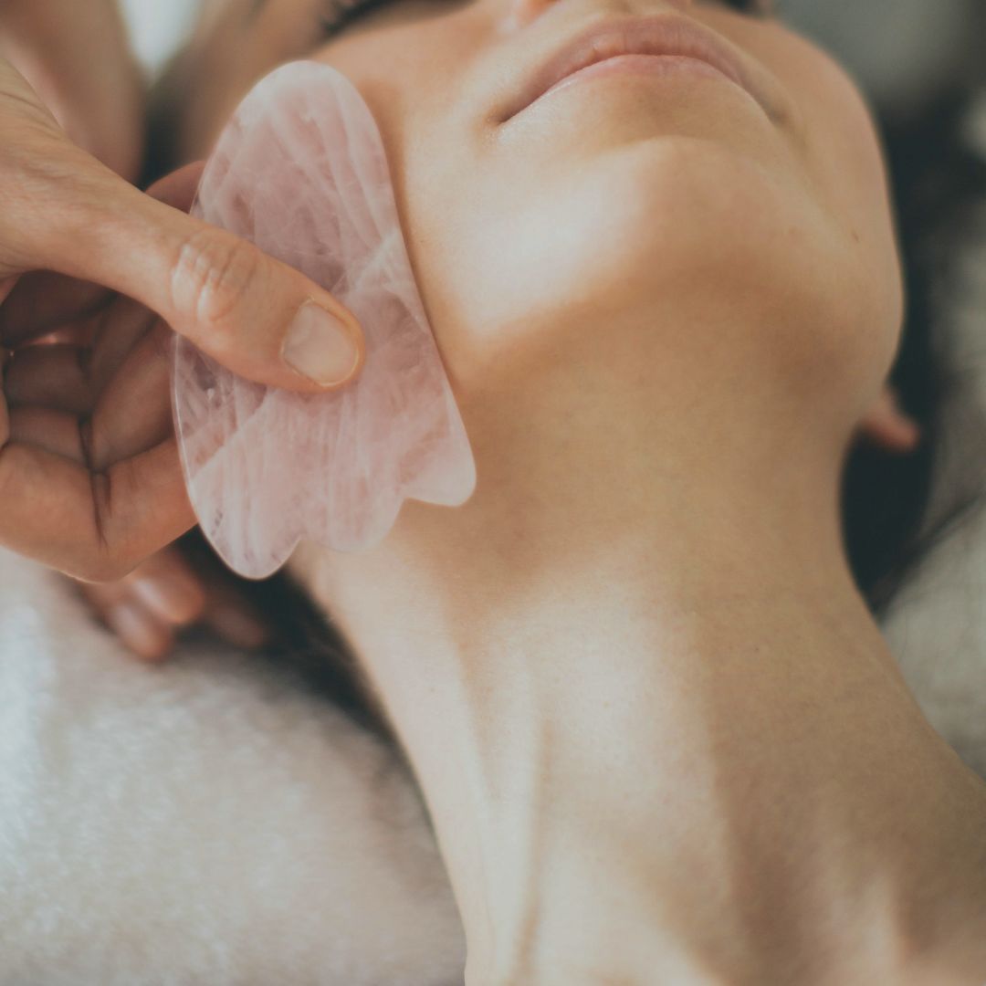 6 steg med Gua Sha massage för fastare hud