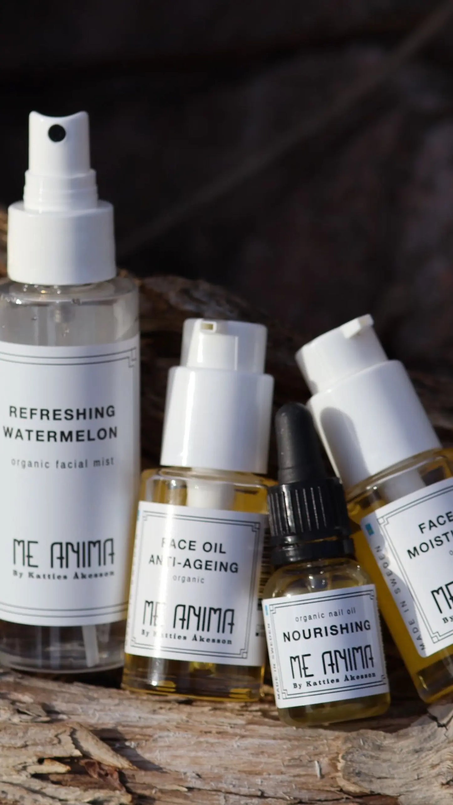 Me Animas naturliga hudvårdsprodukter – ansiktsoljor, nagelolja och facial mist – placerade på trä i naturligt ljus.