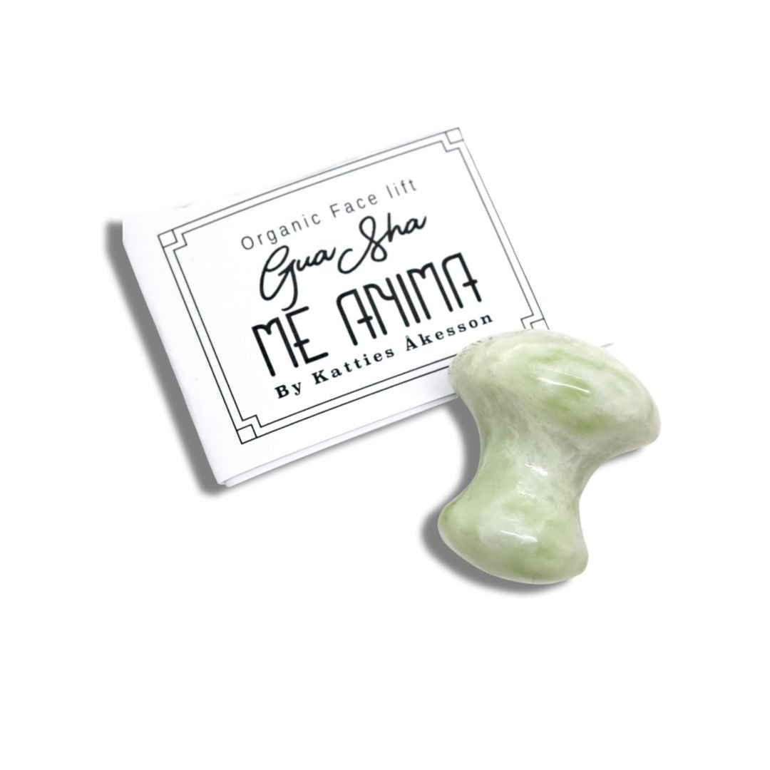 Gua Sha Mushroom i grön jade med Me Anima-förpackning. Ett massageverktyg som används för ansikte och hals för att stimulera blodcirkulationen, minska spänningar och ge huden naturlig lyster.