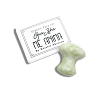 Gua Sha Mushroom i grön jade med Me Anima-förpackning. Ett massageverktyg som används för ansikte och hals för att stimulera blodcirkulationen, minska spänningar och ge huden naturlig lyster.