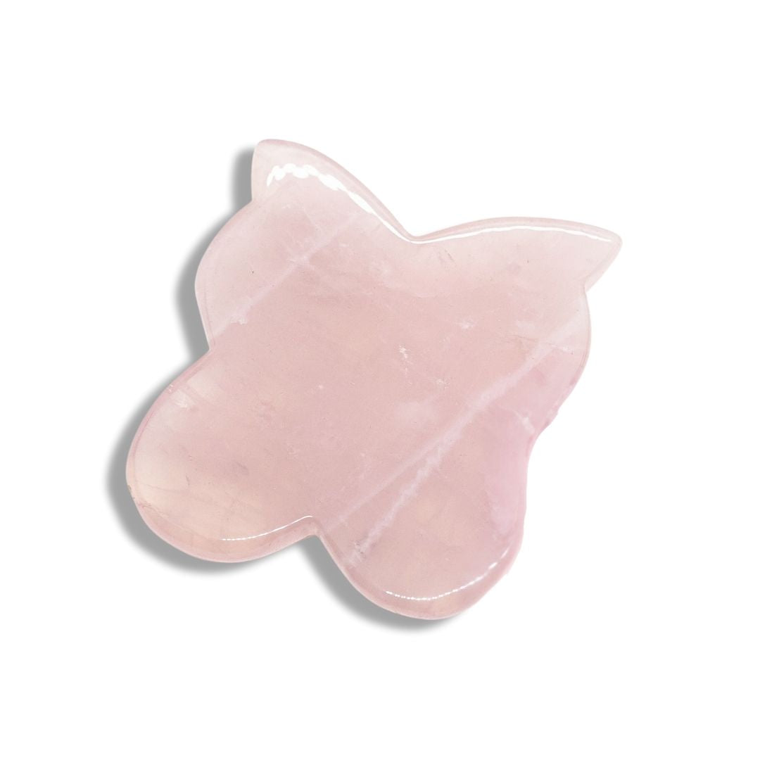 Gua Sha fjäril i rosenkvarts – ett massageverktyg som används för att stimulera blodcirkulationen, minska svullnad och ge huden ny lyster. Den mjuka fjärilsformen gör den idealisk för ansikte och hals.