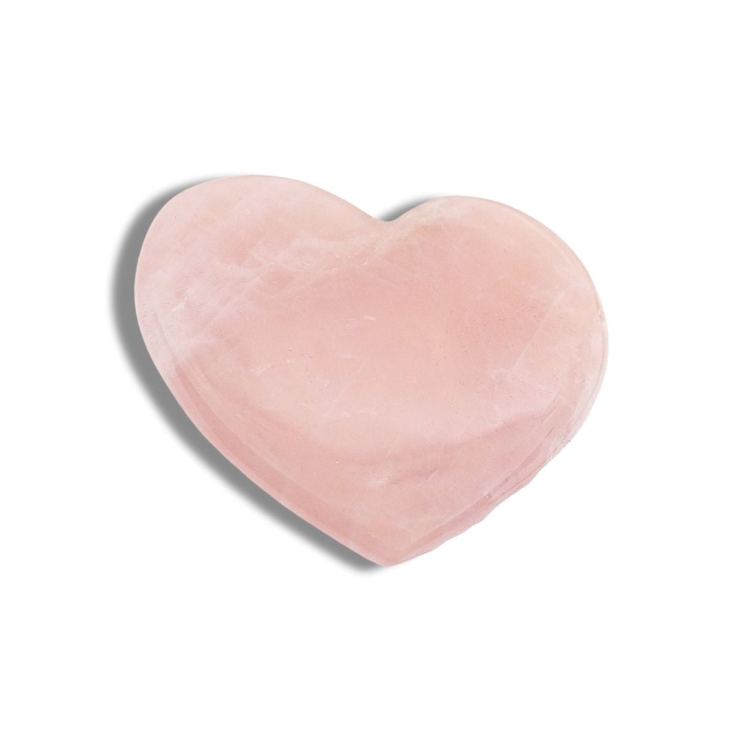 Gua Sha hjärta i rosenkvarts – ett verktyg för ansiktsmassage som stimulerar blodcirkulationen, minskar spänningar och ger huden naturlig lyster. Rosenkvarts sägs främja kärlek och harmoni.