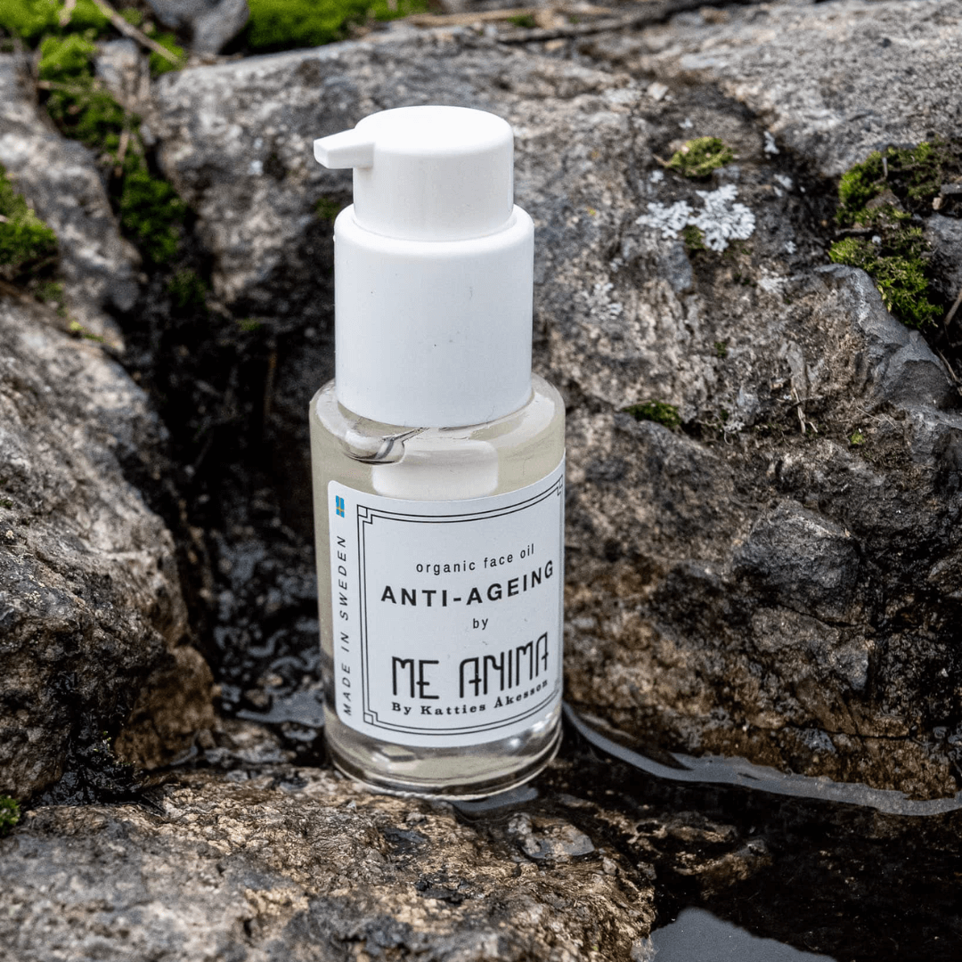 Me Animas Anti Age ansiktsolja placerad bland stenar i naturmiljö – ekologisk, hudvårdande olja som motverkar torrhet och ålderstecken.