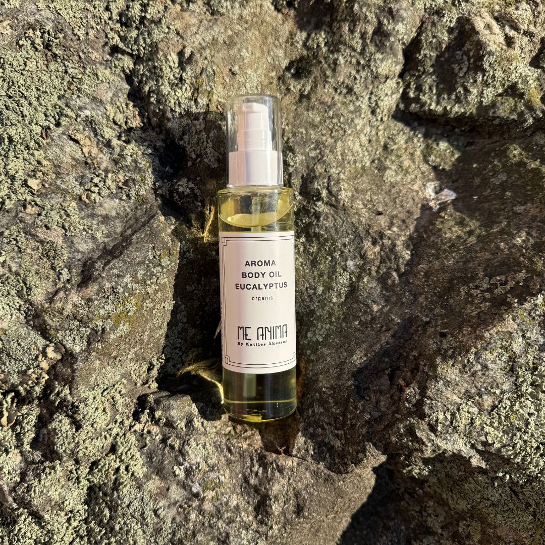 Me Anima Aroma Body Oil Eukalyptus fotograferad i naturligt ljus mot sten, en ekologisk och vegansk kroppsolja med eukalyptus, bergamott och pepparmynta som mjukar upp trötta muskler och ger energi.