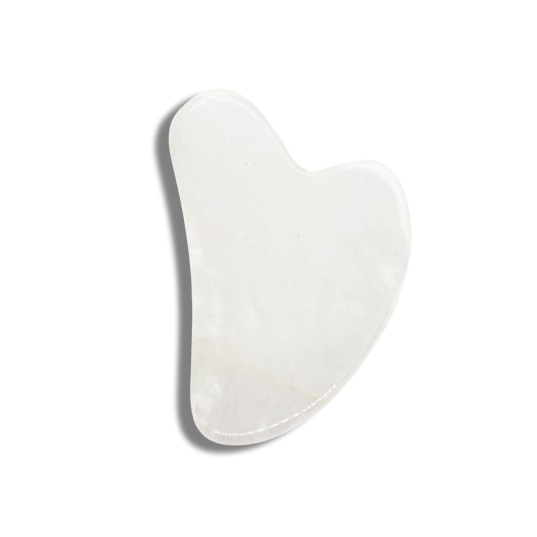 Gua Sha i bergskristall från Me Anima – handpolerat verktyg för ansiktsmassage som ger lyster, stimulerar cirkulation och balanserar huden.