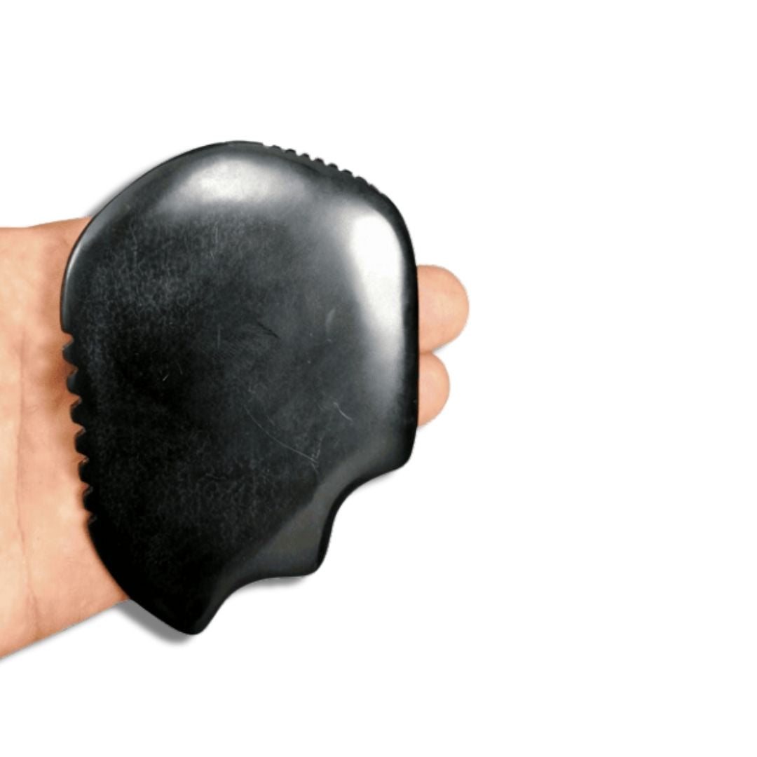 Gua Sha i biansten från Me Anima – tresidigt massageverktyg för kropp som effektivt löser upp muskelspänningar, stimulerar cirkulation och stödjer lymfdränage.