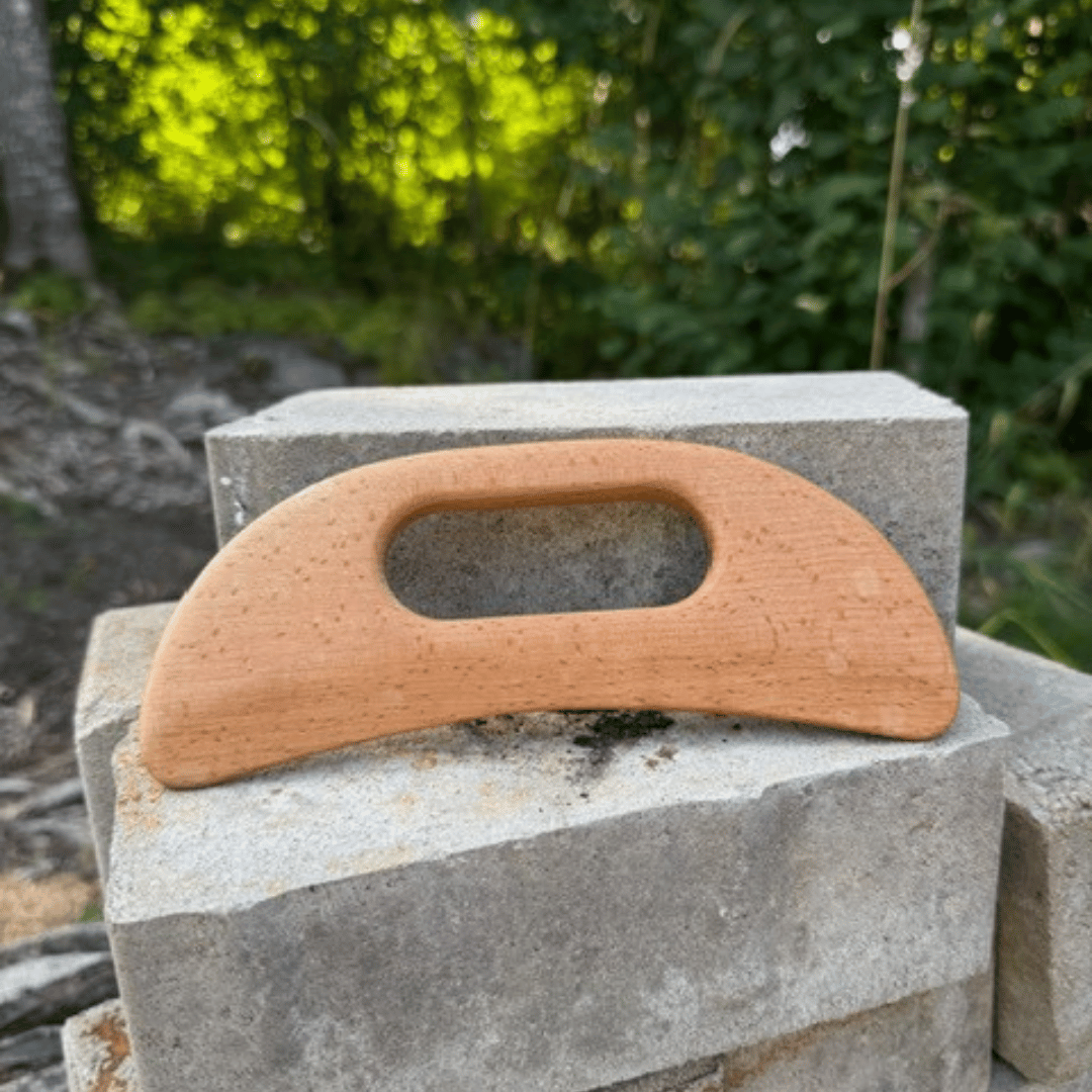 Me Anima Gua Sha i hållbart bokträ med ergonomiskt handtag, designad för lymfdränerande massage som ökar blodcirkulationen, frigör muskelspänningar och ger huden en frisk lyster.