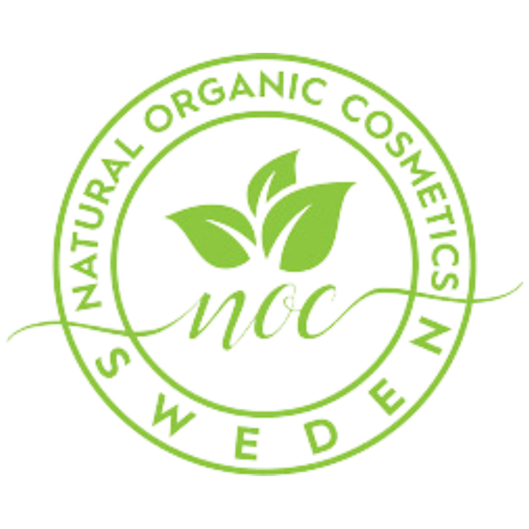Grön logotyp för Natural Organic Cosmetics Sweden (NOC). Me Anima är medlem i NOC, en organisation som certifierar och främjar naturlig och ekologisk hudvård i Sverige.