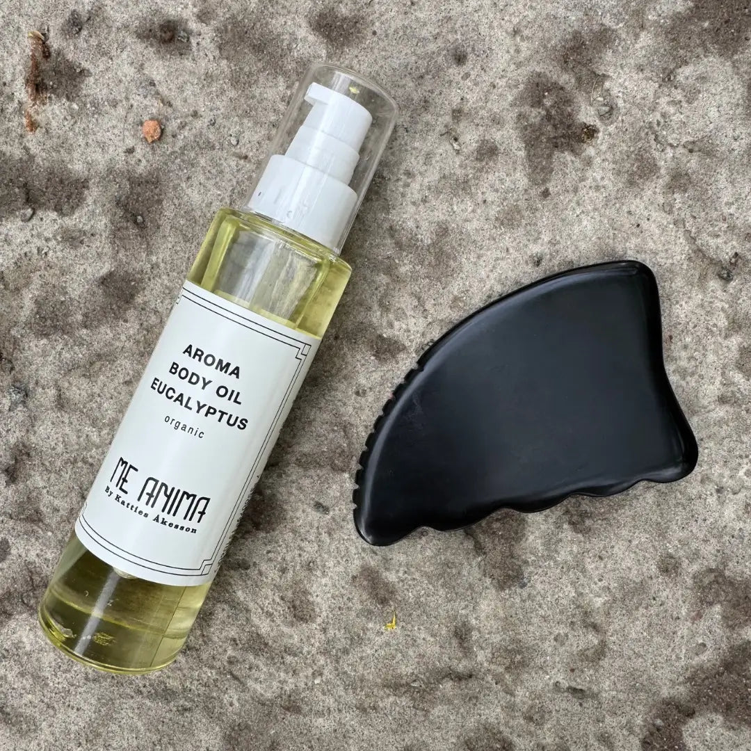 Me Anima Startkit kropp med ekologisk Body Oil Eukalyptus och Bian Gua Sha-scraper, ett naturligt duo-kit för avstressande kroppsmassage.