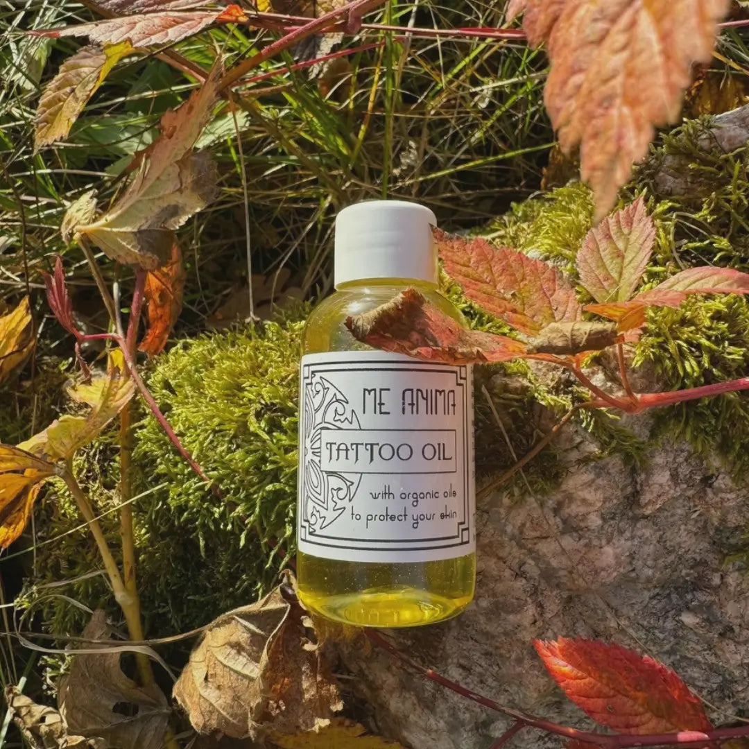 Tatueringolja från Me Anima med lavendel och vitamin E – naturlig hudvård som lugnar och återfuktar nytatuerad hud.